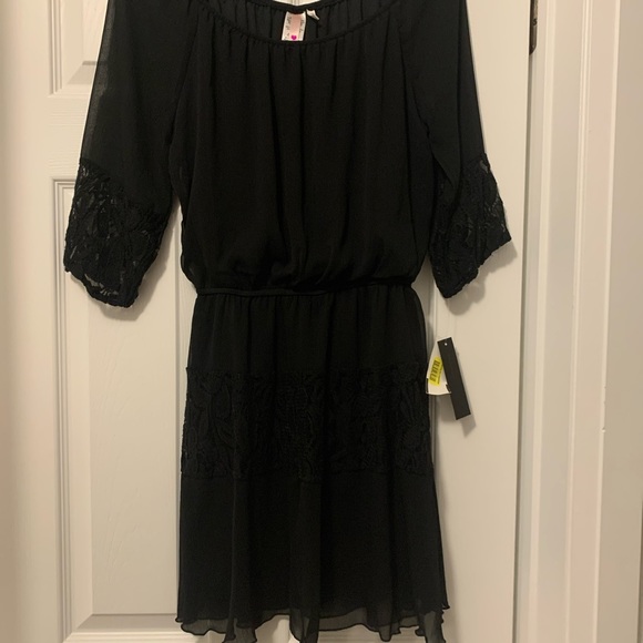 Black lace a line dress - Picture 2 of 2